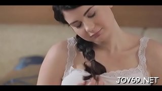 ¡La joven morena picante Lucy L. está haciendo su primer video erótico