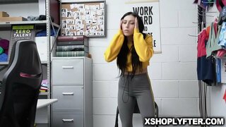 Črna teen Judy Jolie dobili njeni tesen muco romped divje s security guard od zadaj