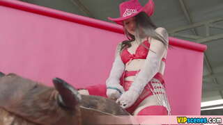 Anajaribu kushughulikia jogoo kubwa ya BF wake