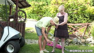 Droljasta zreo dama Nanney je jebeno sa napaljenim batice