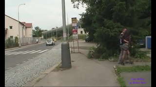 ���्या एक तरुण वेश्या संभोग अंतर्गत एक पूल मध्ये एक सार्वजनिक पार्क