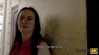 TUTOR4K. Guy waxelela utitshala yena kufuneka kunabela legs ukufumana ezinye imali kuba isifundo