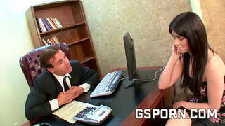 Sexy Brünette Sekretärin milf hart gefickt mat Gesichts-cum