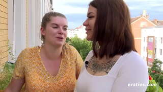 Kino Amateur nonofo hanga i te reira puta noa i te whare 