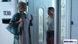 Blondinka se poveže s svojo stepsis skozi prsato Milf medij.Poljubijo se in medij je obrobljen.Majhne prsi dekle facesits z njeno obrito muco